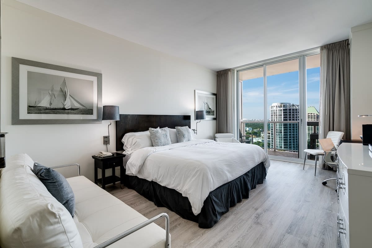 CityView Balcony Pool& Hottub. Wi-Fi. Full Kitchen — Miami, FL — vacation rental