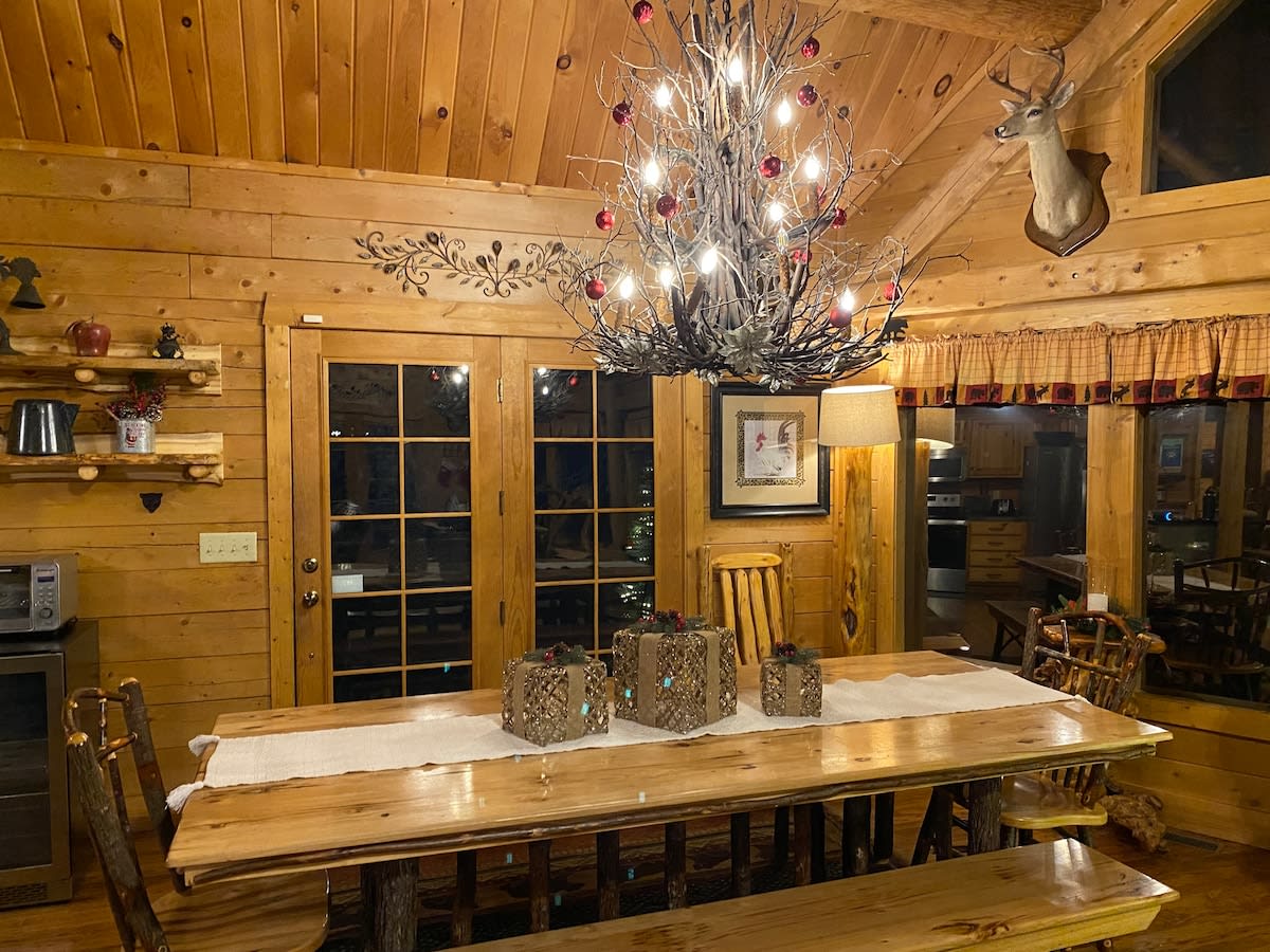 Beautiful 6 bdr cabin with hot tub in the Smokies!
