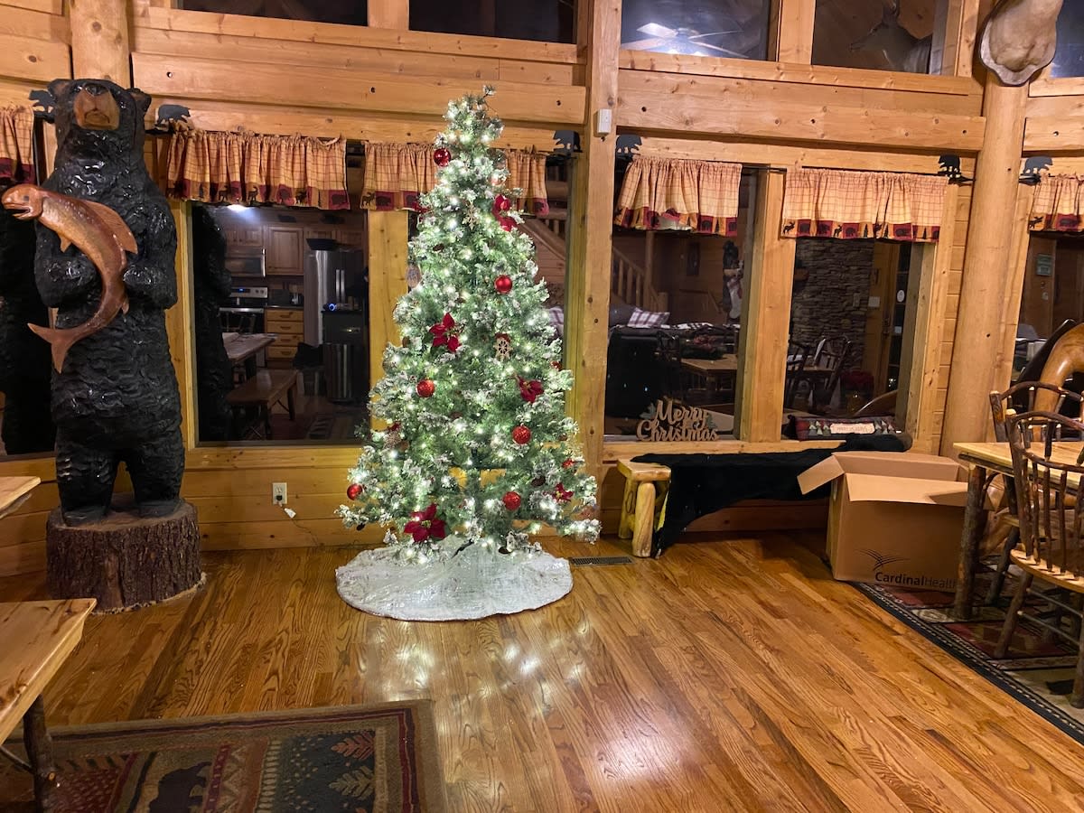 Beautiful 6 bdr cabin with hot tub in the Smokies!