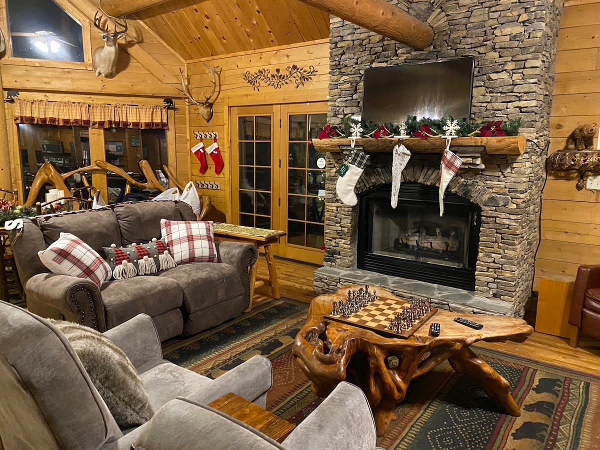 Beautiful 6 bdr cabin with hot tub in the Smokies!