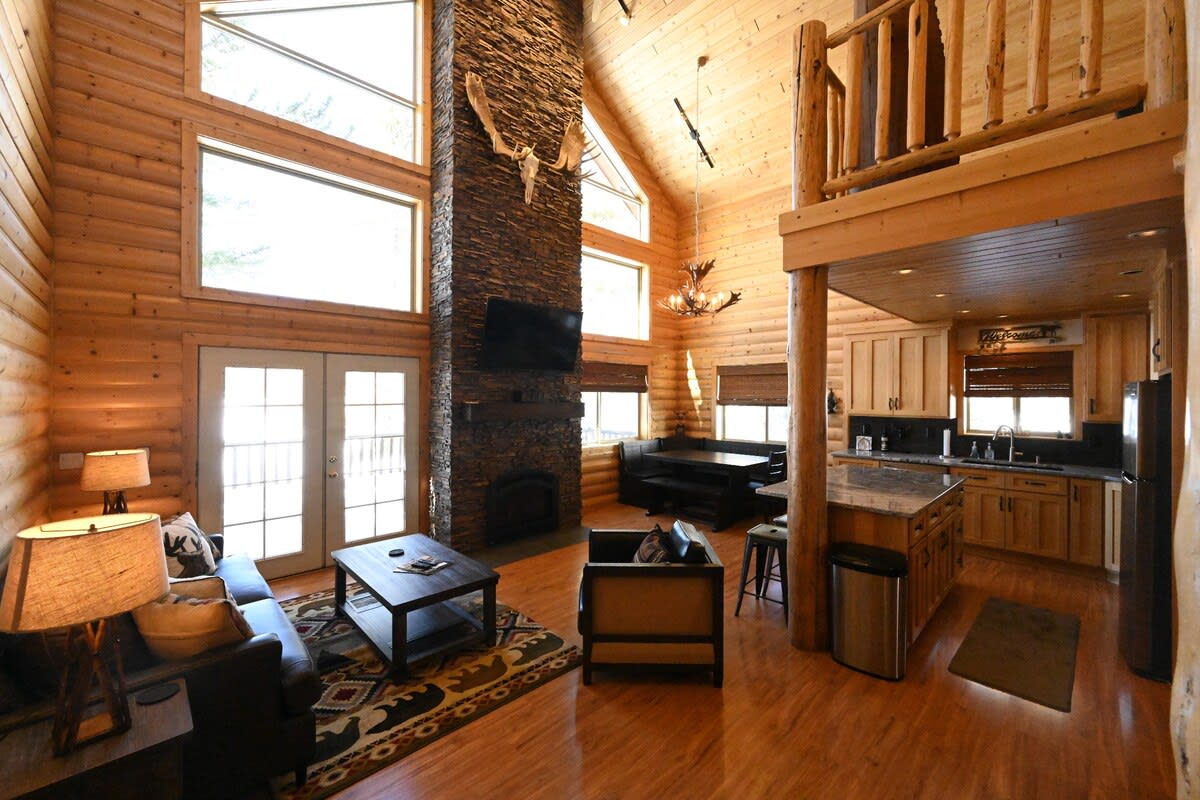 Mountain View, Sleeps 14, 19 Miles to Yellowstone! — Island Park, ID — vacation rental