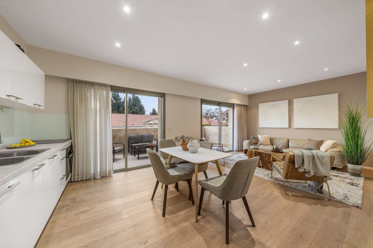 Luxurious Downtown Jerusalem Retreat with Balcony & Parking – vacation rental in City Center