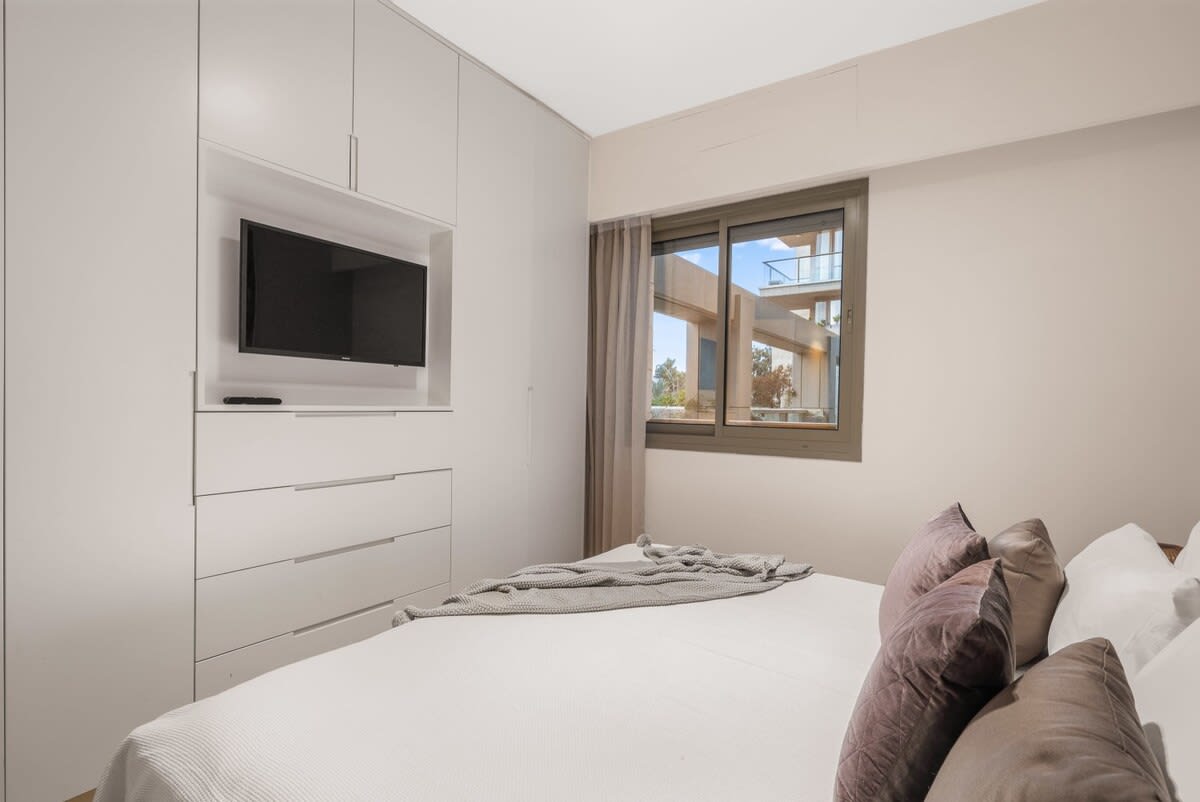 Luxurious Downtown Jerusalem Retreat with Balcony & Parking photo 7