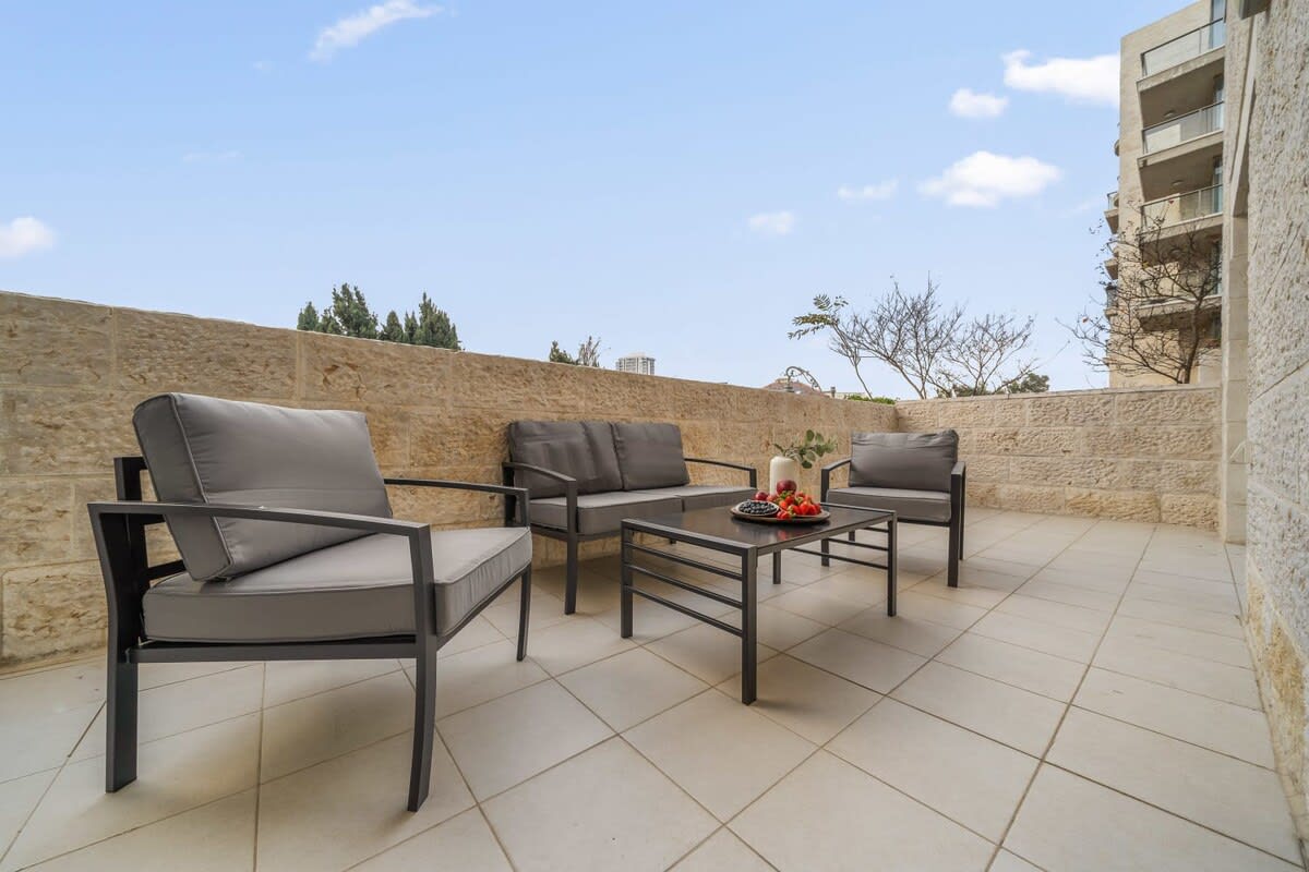 Luxurious Downtown Jerusalem Retreat with Balcony & Parking photo 4