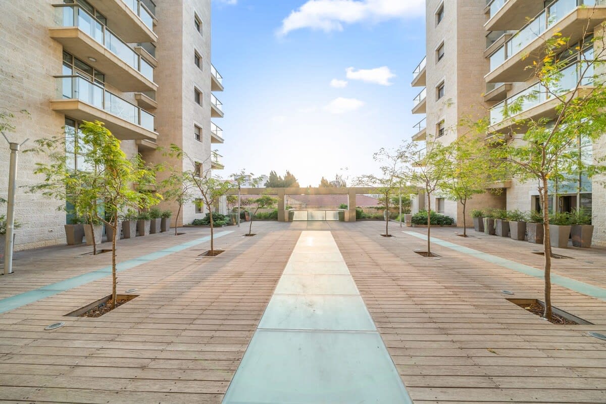 Luxurious Downtown Jerusalem Retreat with Balcony & Parking photo 36