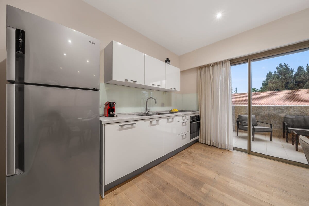 Luxurious Downtown Jerusalem Retreat with Balcony & Parking photo 5