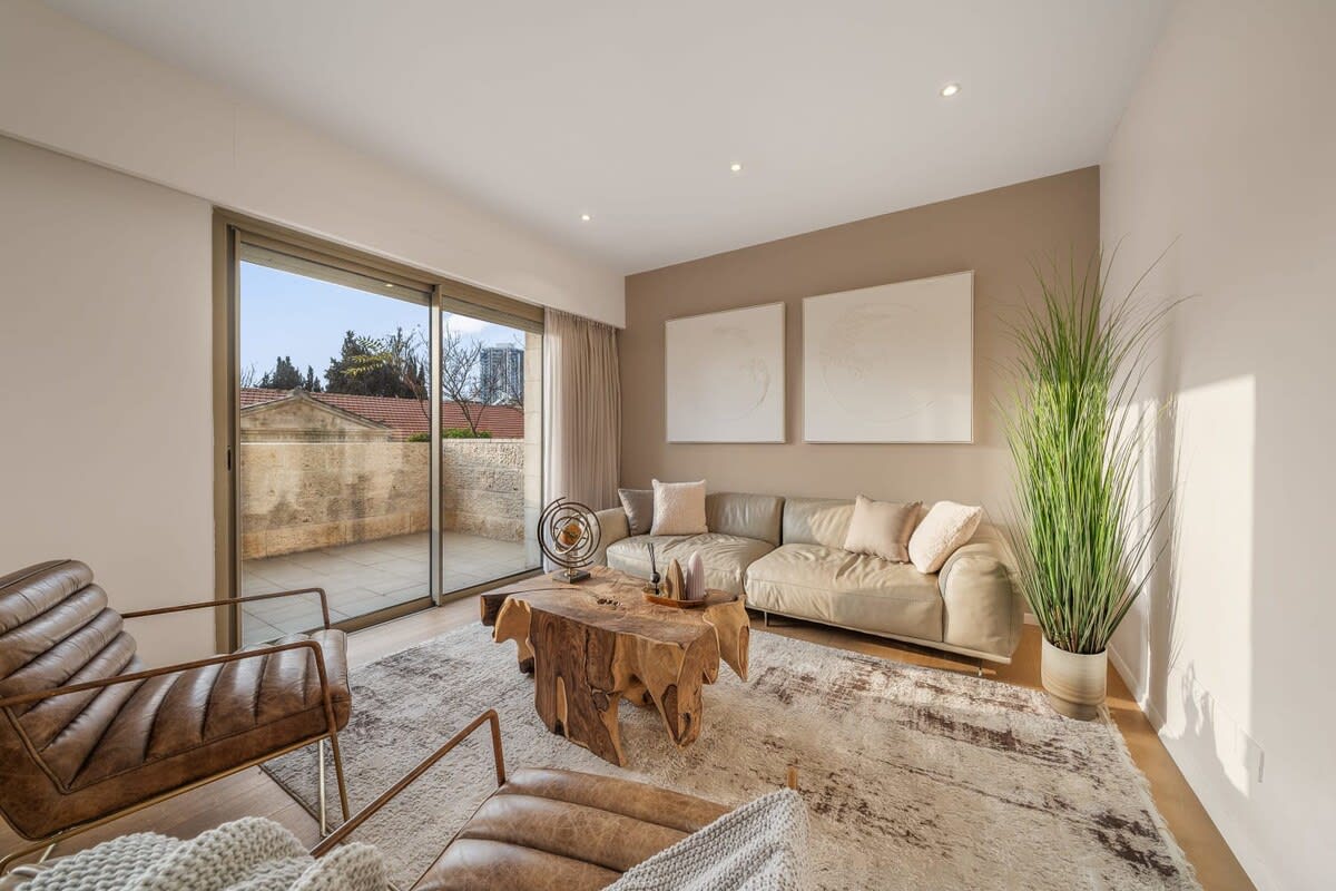 Luxurious Downtown Jerusalem Retreat with Balcony & Parking photo 6