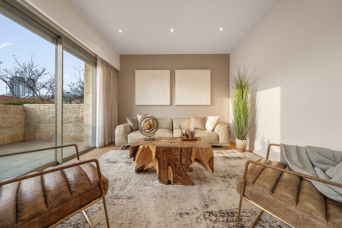Luxurious Downtown Jerusalem Retreat with Balcony & Parking photo 10
