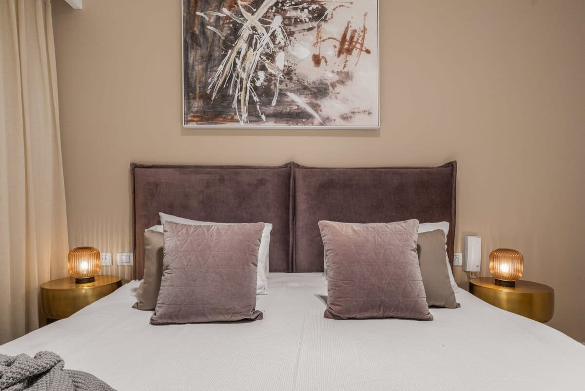 Luxurious Downtown Jerusalem Retreat with Balcony & Parking photo 14