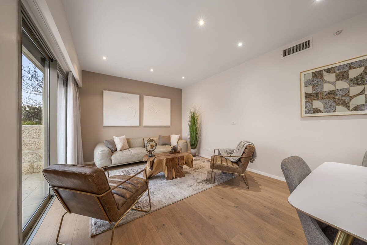 Luxurious Downtown Jerusalem Retreat with Balcony & Parking photo 19