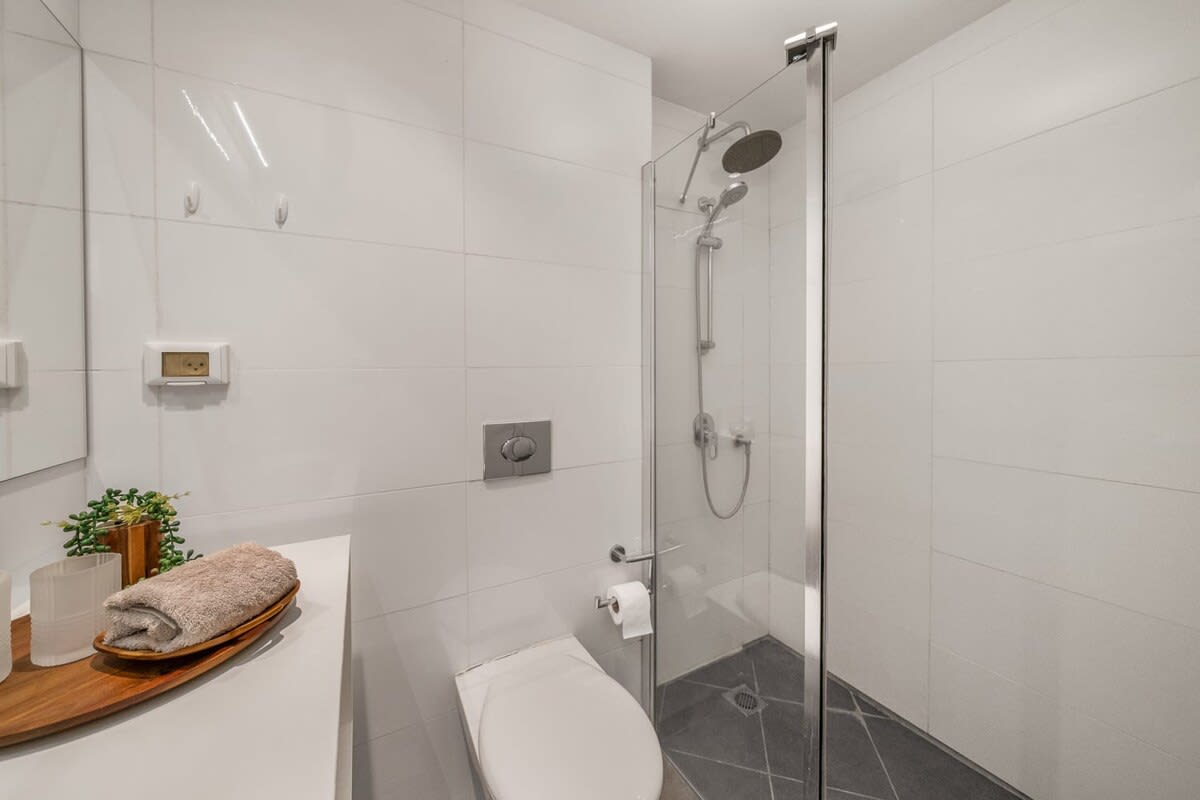 Luxurious Downtown Jerusalem Retreat with Balcony & Parking photo 8