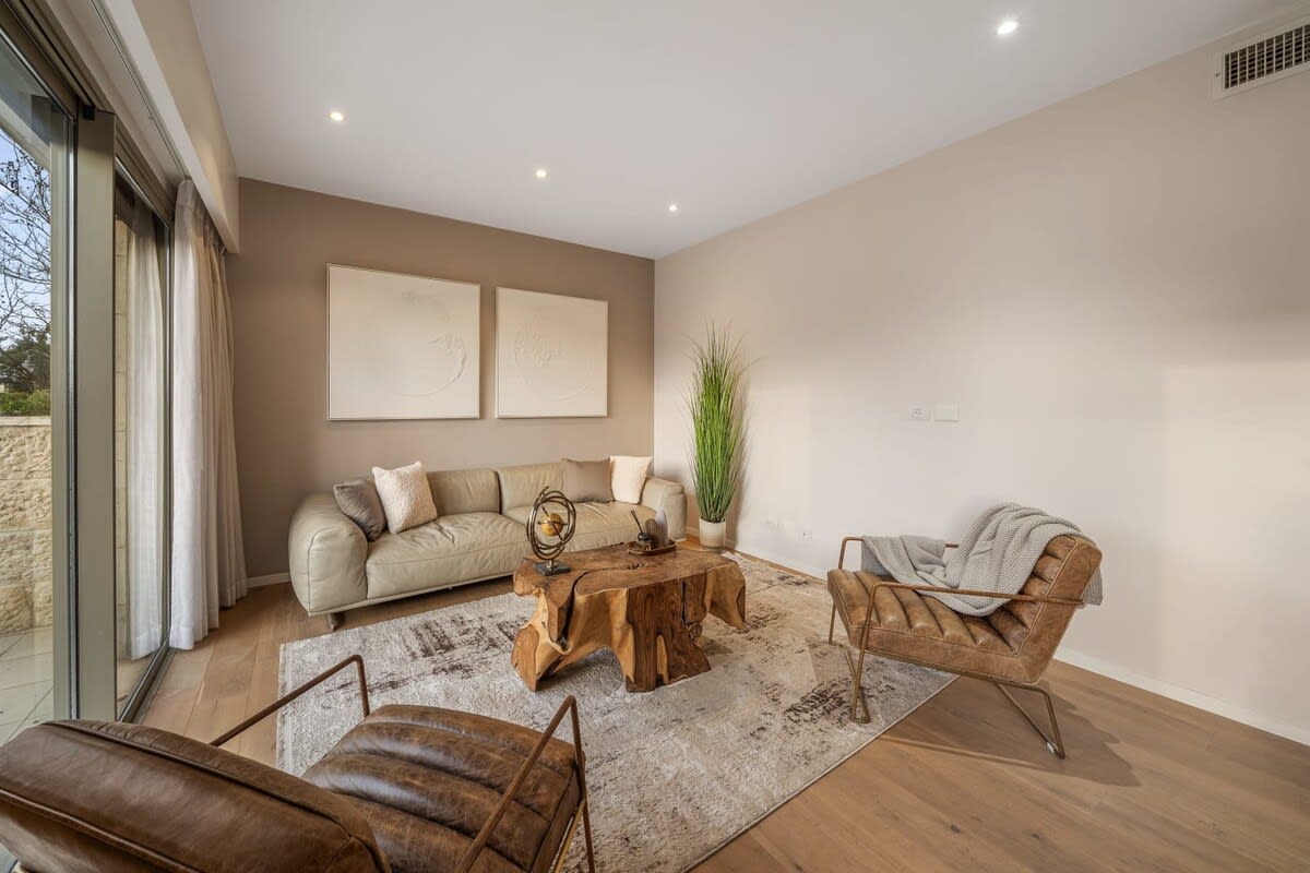 Luxurious Downtown Jerusalem Retreat with Balcony & Parking photo 13