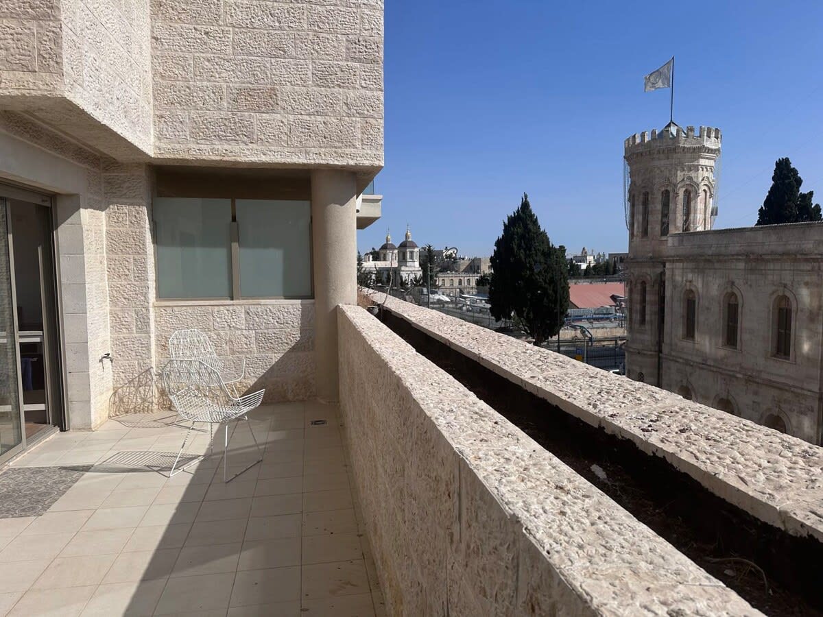 Luxurious Downtown Jerusalem Retreat with Balcony & Parking photo 43