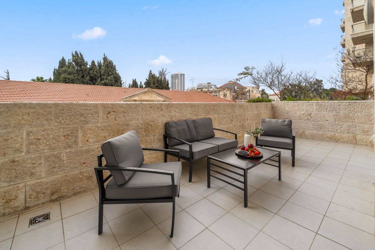 Luxurious Downtown Jerusalem Retreat with Balcony & Parking photo 23