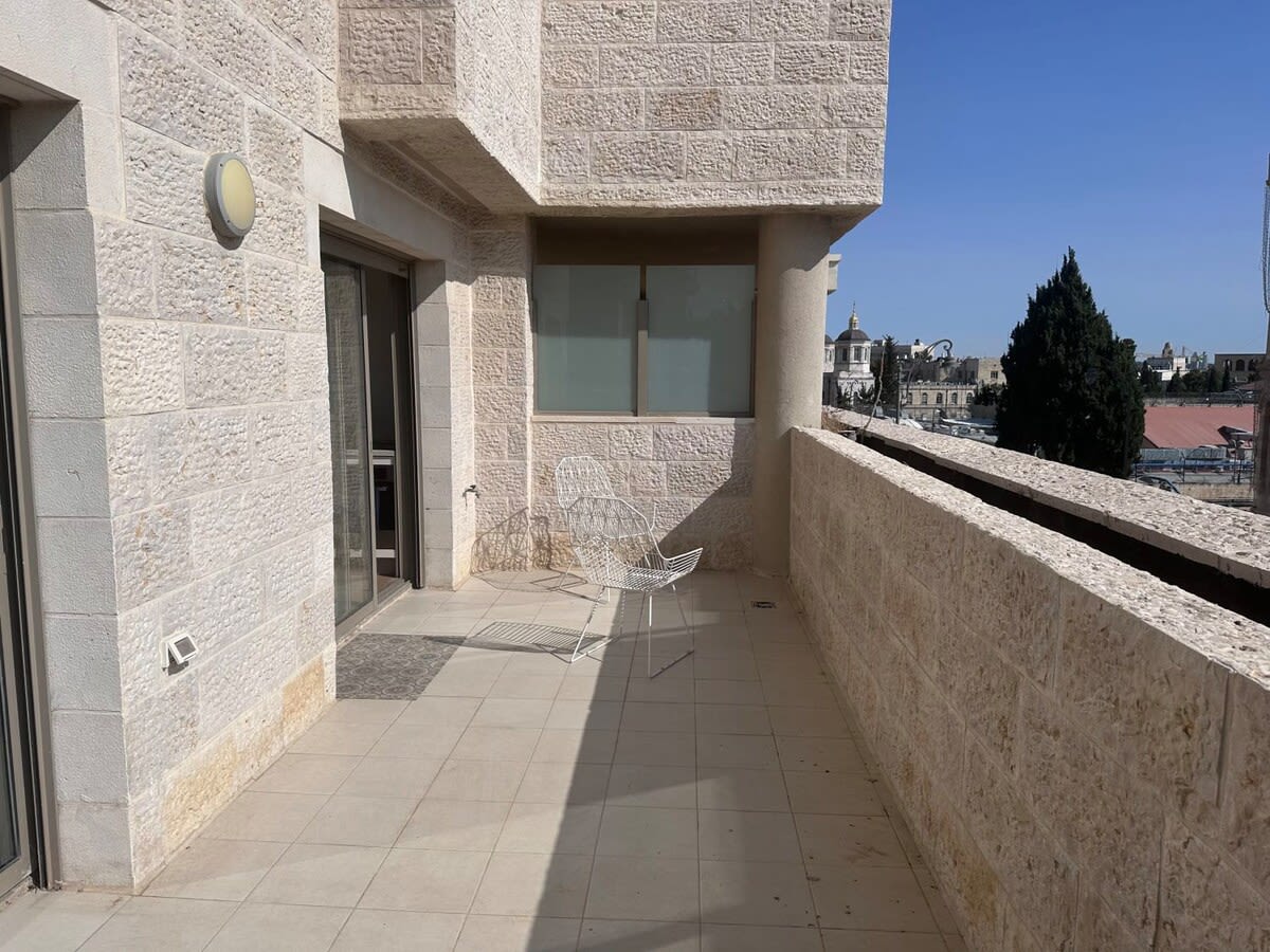 Luxurious Downtown Jerusalem Retreat with Balcony & Parking photo 38