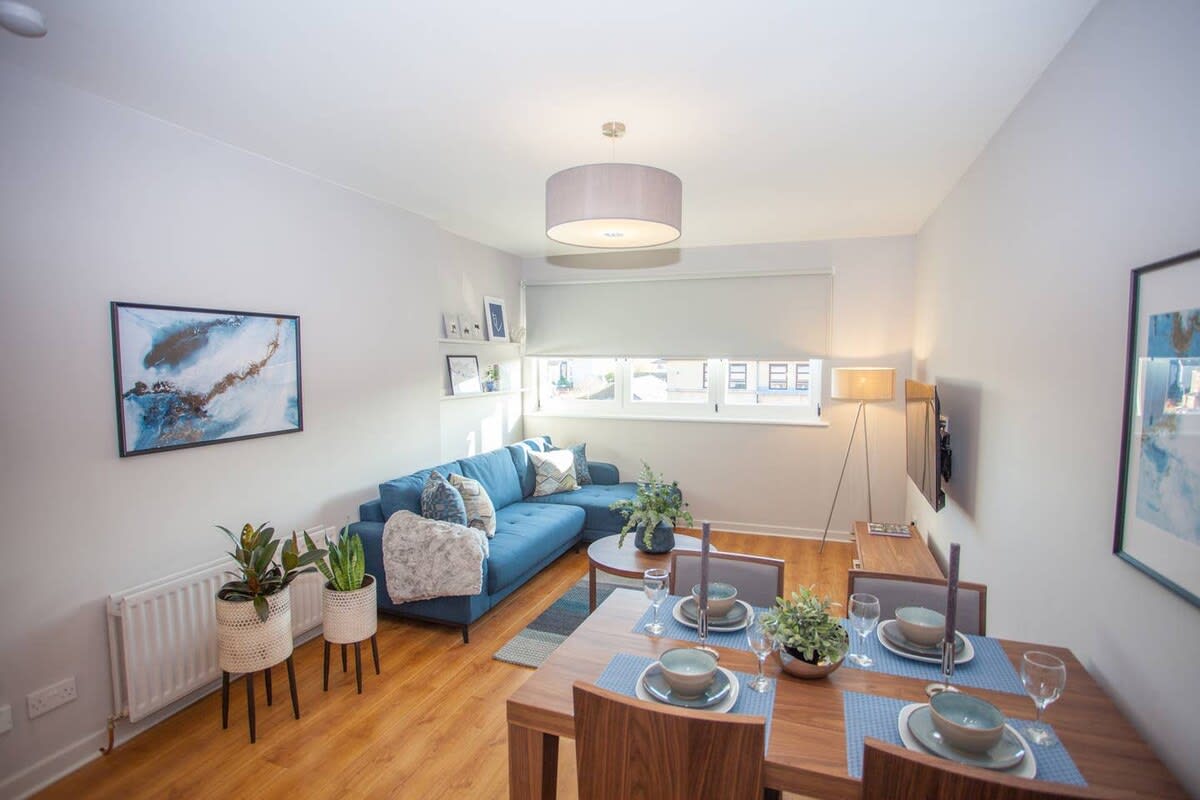 View Stylish 2-Bed Apartment Near Glasgow Green in 11 Bellgrove Street G31 1AF Stylish 2-Bed Apartment Near Glasgow Green in 11 Bellgrove Street G31 1AF - Property image 2 - VivreStays