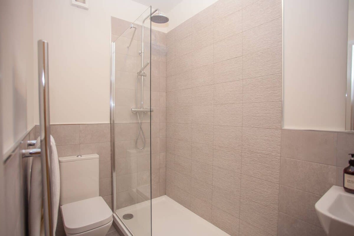 View Stylish 2-Bed Apartment Near Glasgow Green in 11 Bellgrove Street G31 1AF Stylish 2-Bed Apartment Near Glasgow Green in 11 Bellgrove Street G31 1AF - Property image 21 - VivreStays