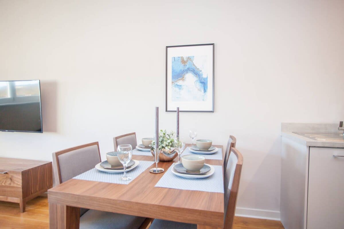 View Stylish 2-Bed Apartment Near Glasgow Green in 11 Bellgrove Street G31 1AF Stylish 2-Bed Apartment Near Glasgow Green in 11 Bellgrove Street G31 1AF - Property image 5 - VivreStays