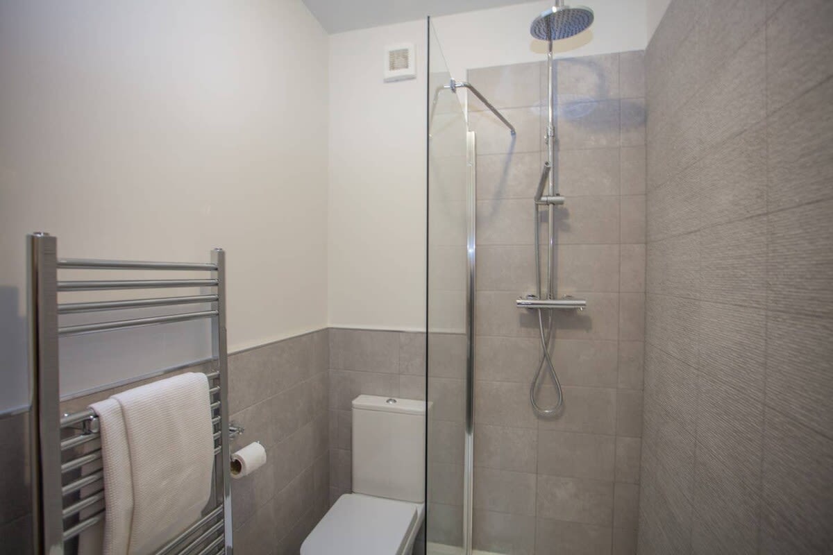 View Stylish 2-Bed Apartment Near Glasgow Green in 11 Bellgrove Street G31 1AF Stylish 2-Bed Apartment Near Glasgow Green in 11 Bellgrove Street G31 1AF - Property image 23 - VivreStays