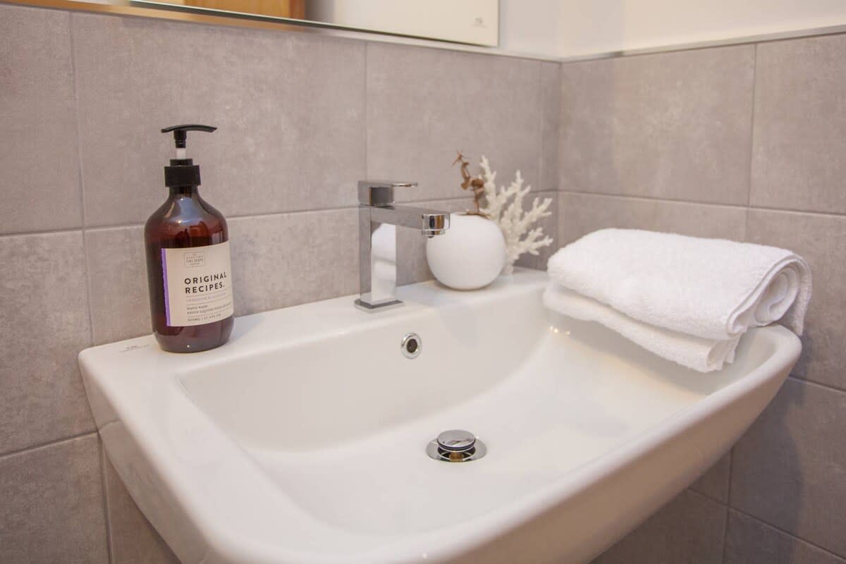 View Stylish 2-Bed Apartment Near Glasgow Green in 11 Bellgrove Street G31 1AF Stylish 2-Bed Apartment Near Glasgow Green in 11 Bellgrove Street G31 1AF - Property image 22 - VivreStays
