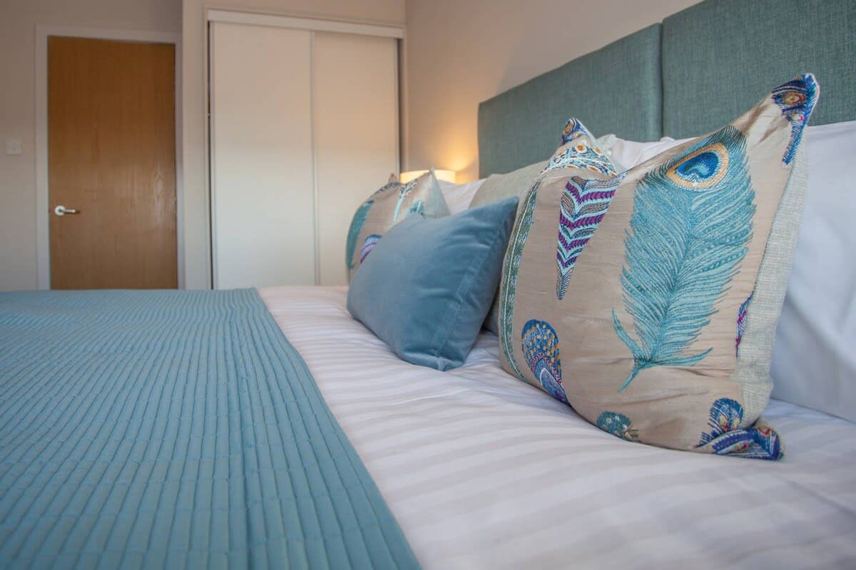 View Stylish 2-Bed Apartment Near Glasgow Green in 11 Bellgrove Street G31 1AF Stylish 2-Bed Apartment Near Glasgow Green in 11 Bellgrove Street G31 1AF - Property image 11 - VivreStays