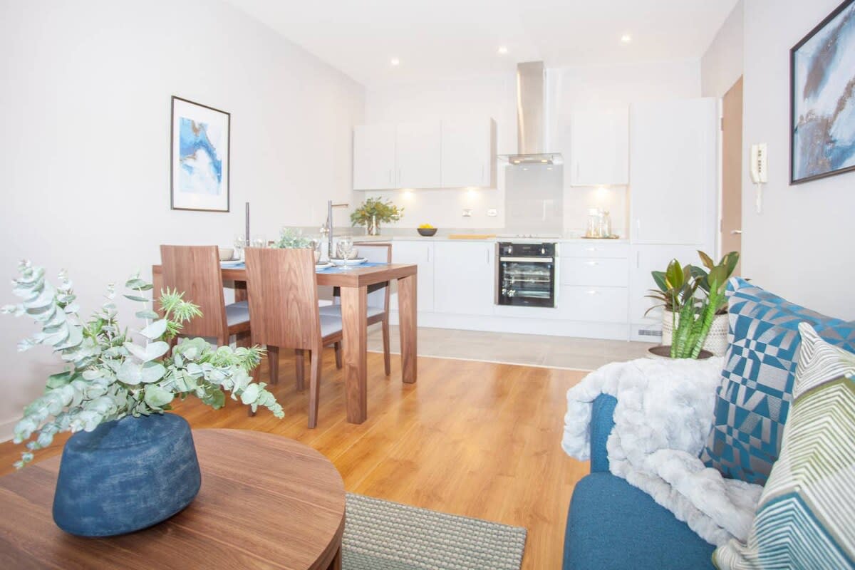 View Stylish 2-Bed Apartment Near Glasgow Green in 11 Bellgrove Street G31 1AF Stylish 2-Bed Apartment Near Glasgow Green in 11 Bellgrove Street G31 1AF - Property image 9 - VivreStays