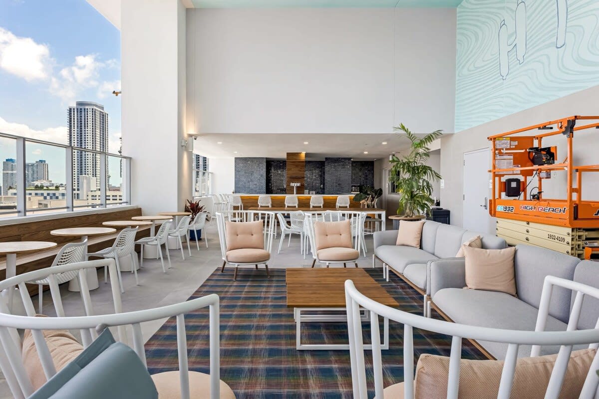 Contemporary Comfort | Rooftop Views & Full Kitchen - Foto 34