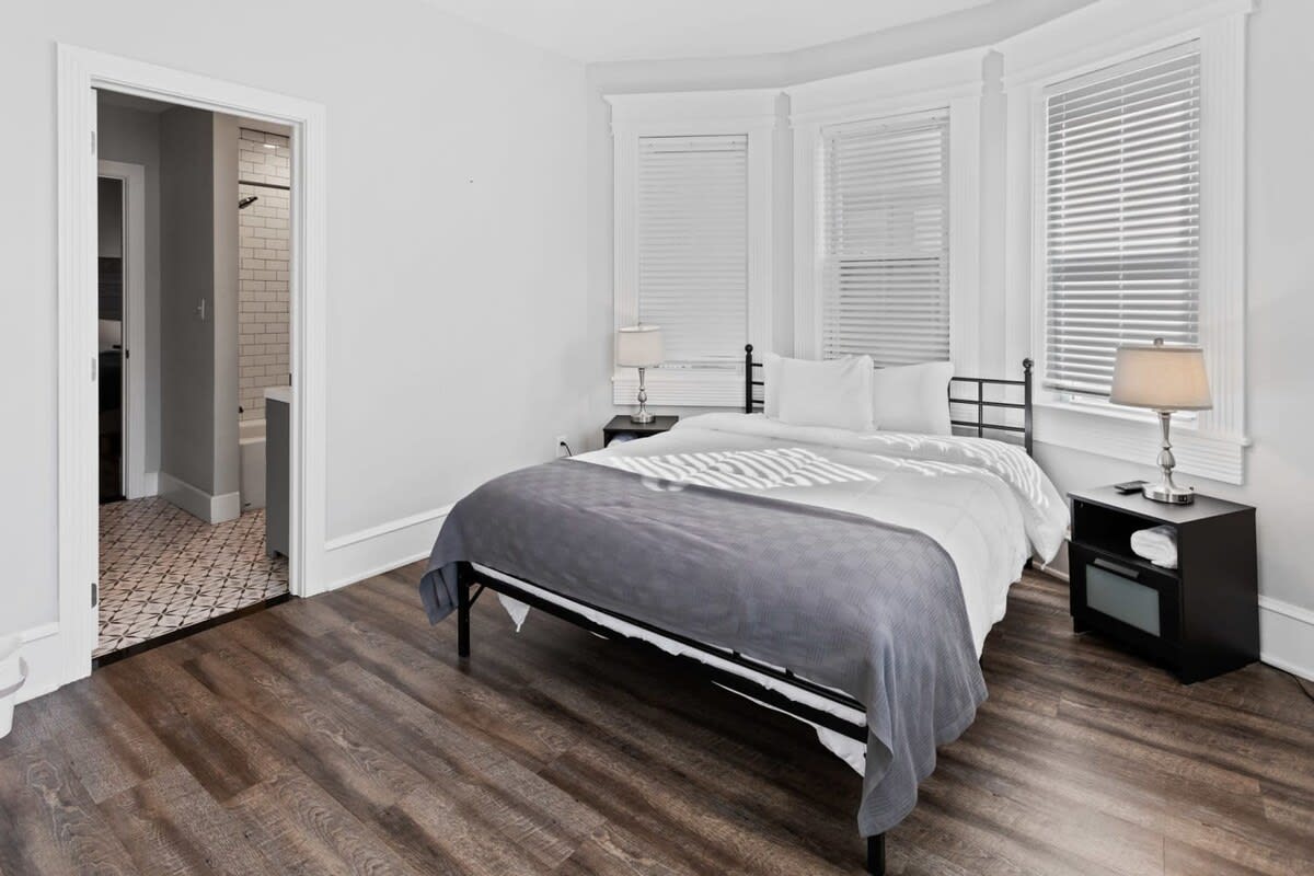 Modern 4BR/2BA Apt Steps to the Beach! Open Living