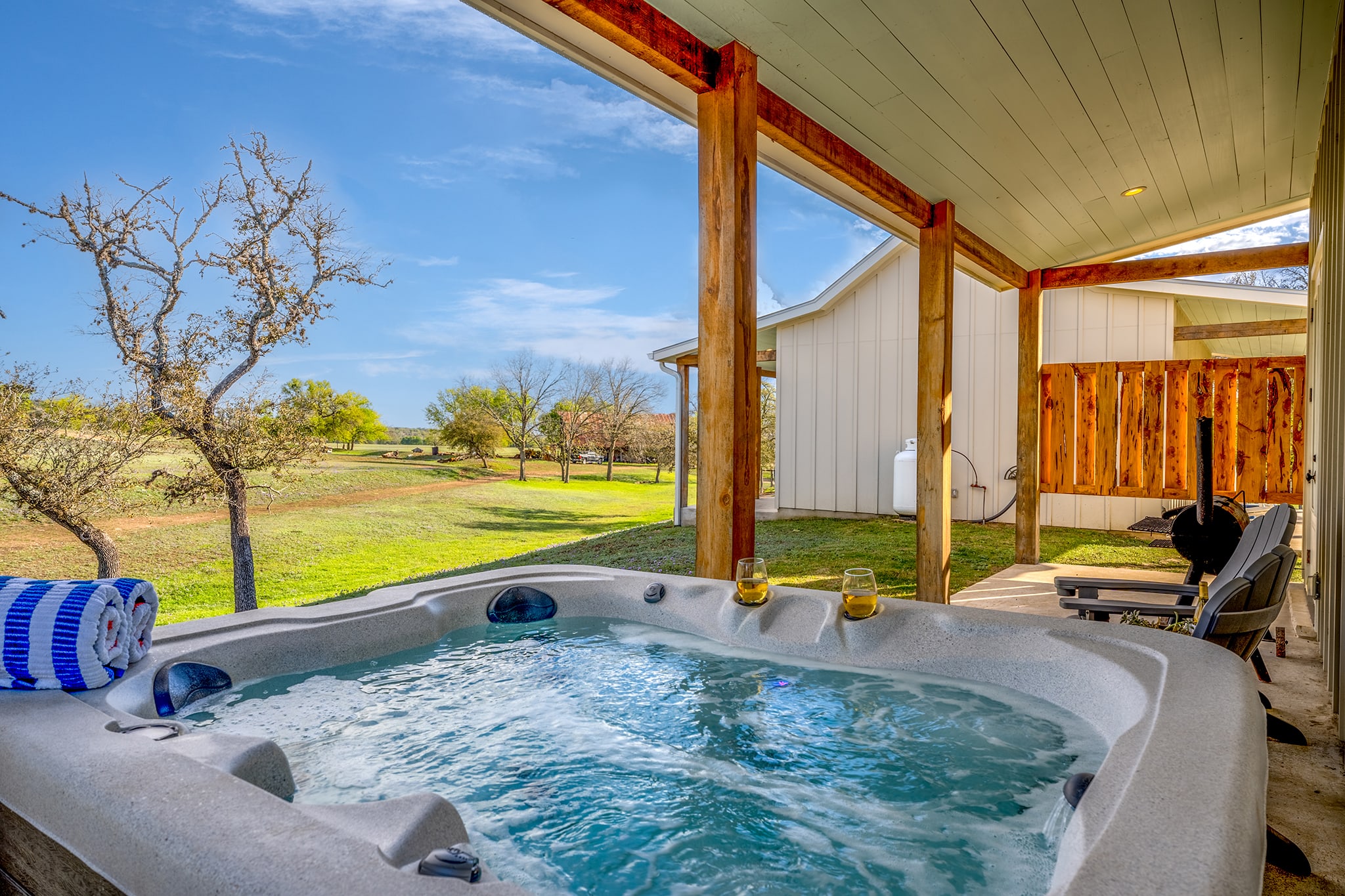 Sunflower Cottage, Hot Tub, Firepit, Sleeps 4! — Comfort, TX — vacation rental