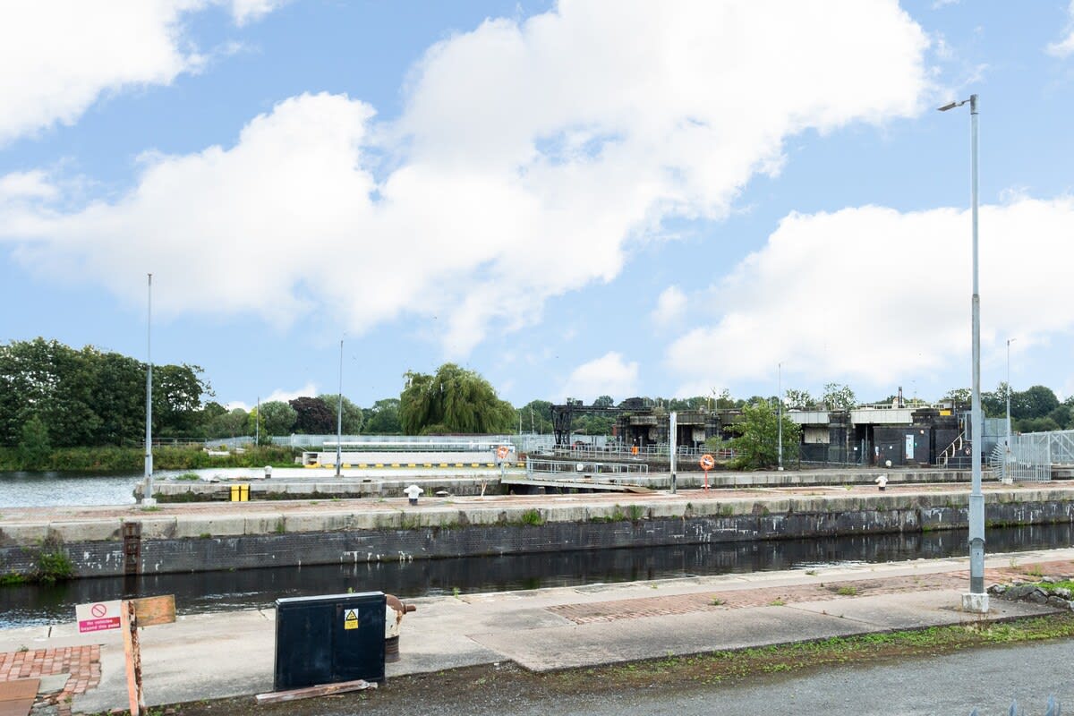 Urban Chic 2-BR Flat Trafford Centre– Free Parking in Forebay Drive M44 6RT - Property image 39 - VivreStays