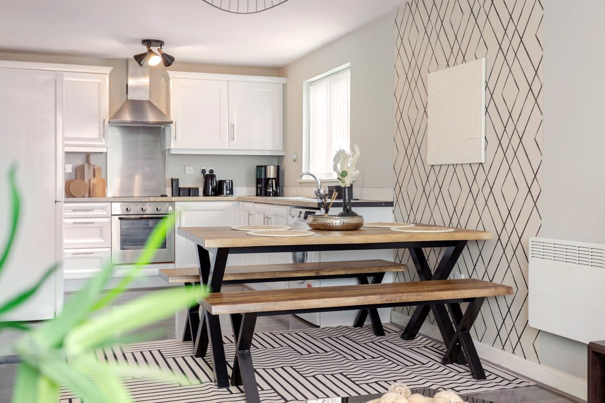Urban Chic 2-BR Flat Trafford Centre– Free Parking in Forebay Drive M44 6RT - Property image 8 - VivreStays