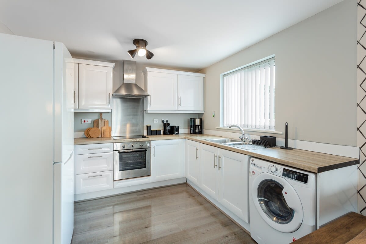 Urban Chic 2-BR Flat Trafford Centre– Free Parking in Forebay Drive M44 6RT - Property image 10 - VivreStays