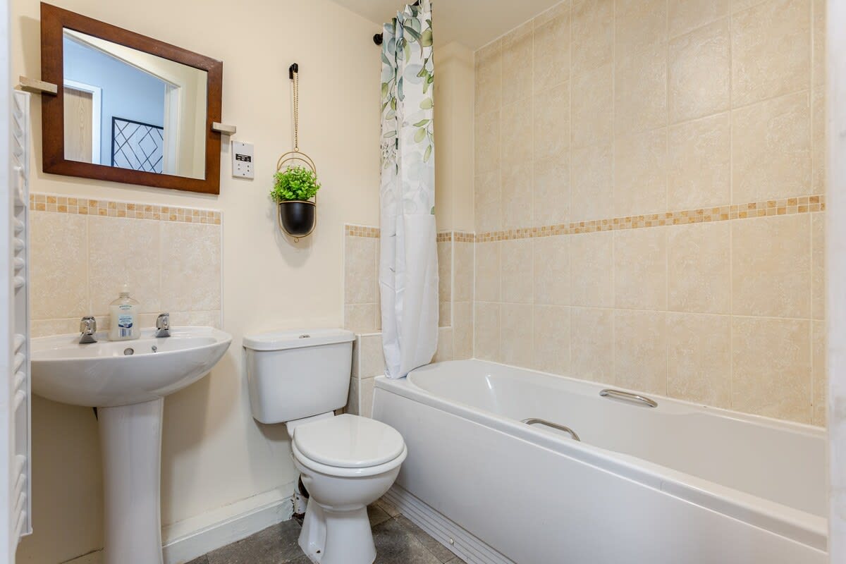 Urban Chic 2-BR Flat Trafford Centre– Free Parking in Forebay Drive M44 6RT - Property image 36 - VivreStays
