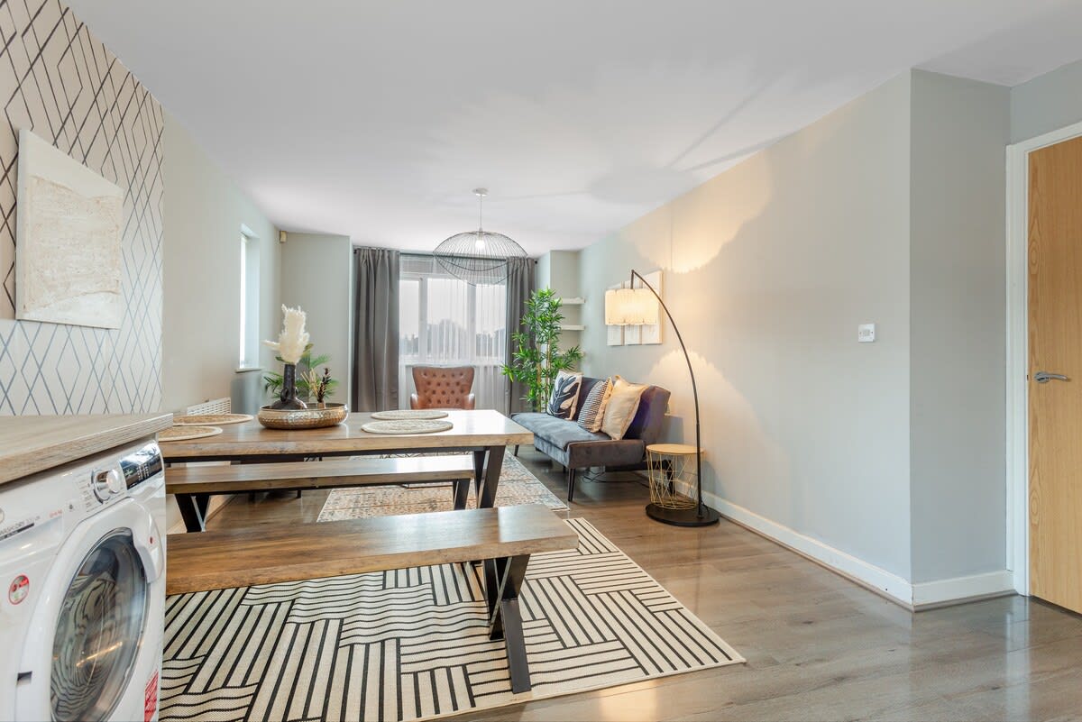 Urban Chic 2-BR Flat Trafford Centre– Free Parking in Forebay Drive M44 6RT - Property image 16 - VivreStays