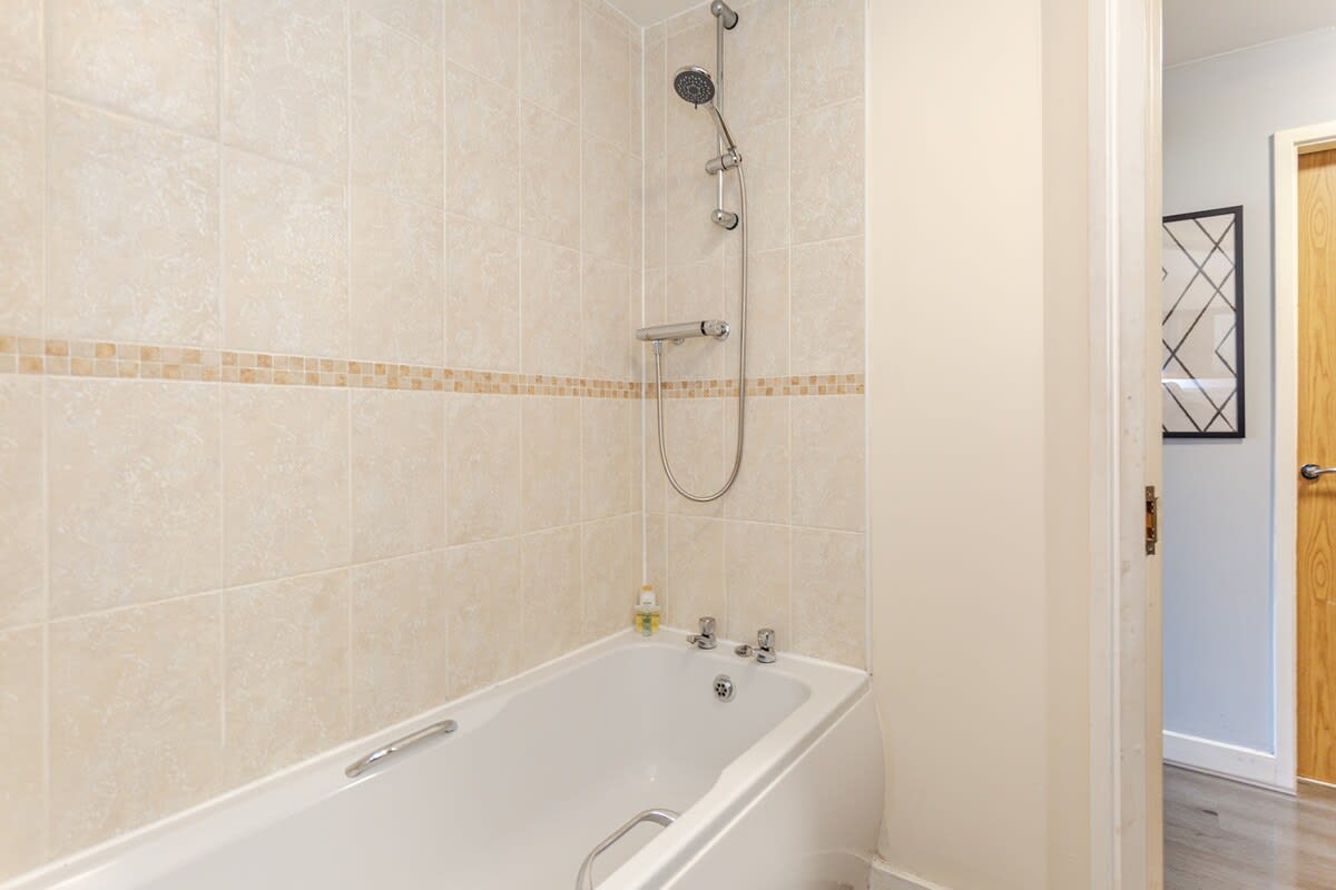Urban Chic 2-BR Flat Trafford Centre– Free Parking in Forebay Drive M44 6RT - Property image 37 - VivreStays