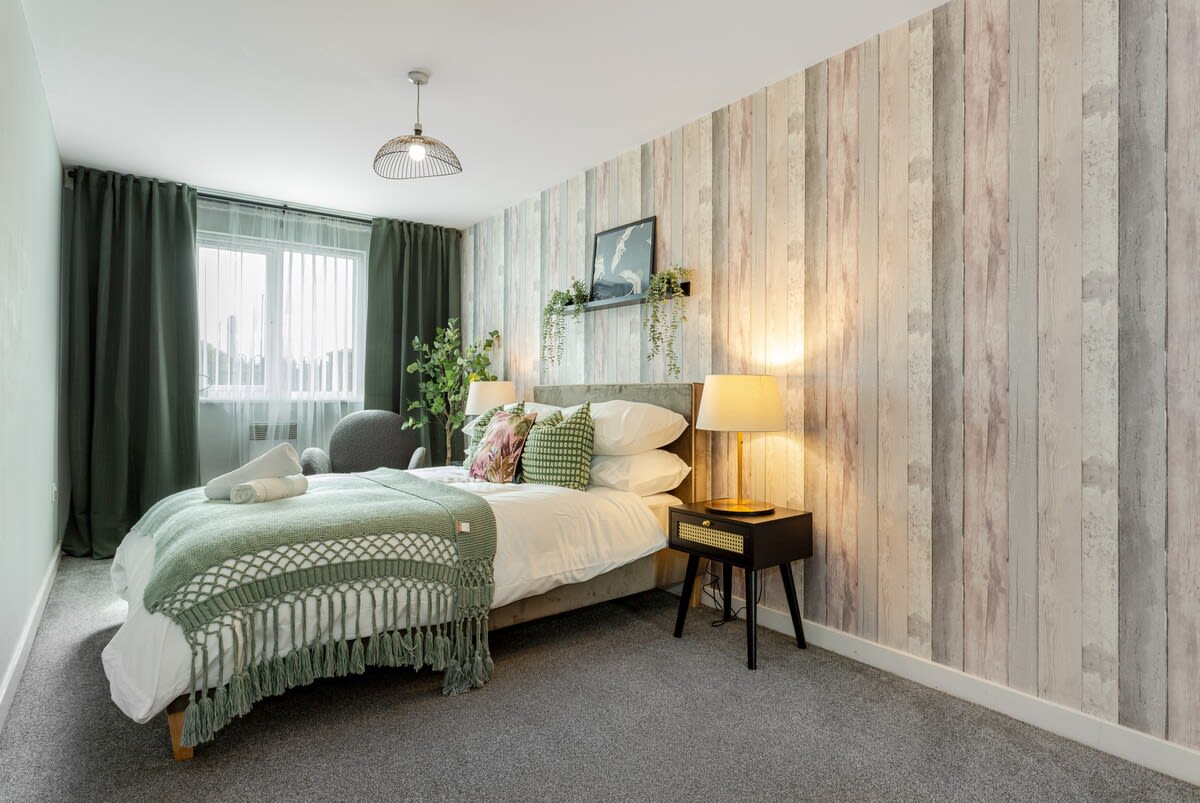 Urban Chic 2-BR Flat Trafford Centre– Free Parking in Forebay Drive M44 6RT - Property image 29 - VivreStays
