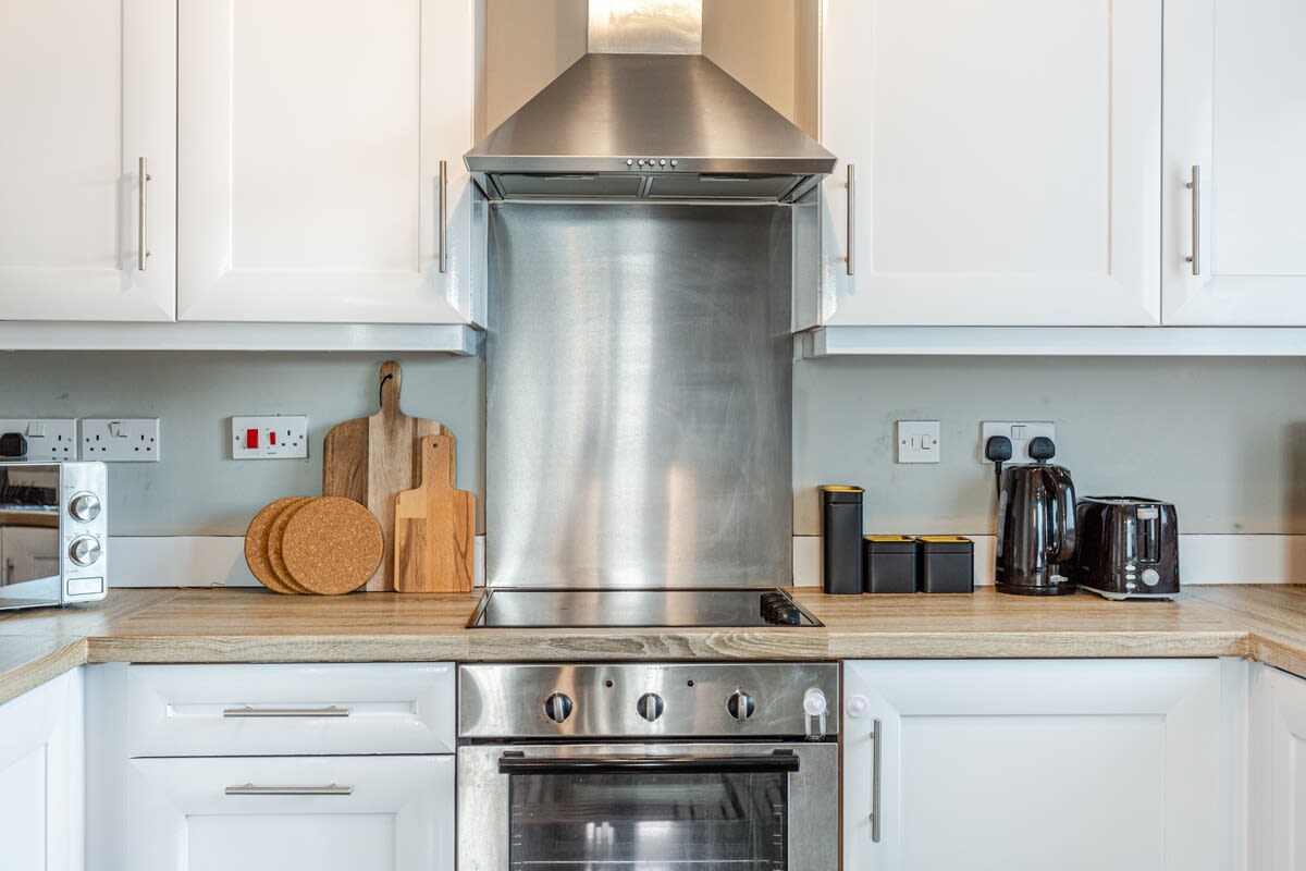 Urban Chic 2-BR Flat Trafford Centre– Free Parking in Forebay Drive M44 6RT - Property image 17 - VivreStays