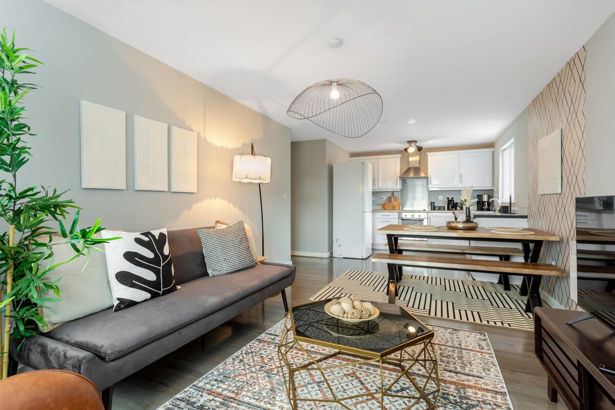 Urban Chic 2-BR Flat Trafford Centre– Free Parking serviced apartment - Irlam - VivreStays
