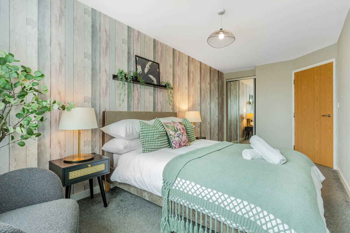 Urban Chic 2-BR Flat Trafford Centre– Free Parking in Forebay Drive M44 6RT - Property image 9 - VivreStays
