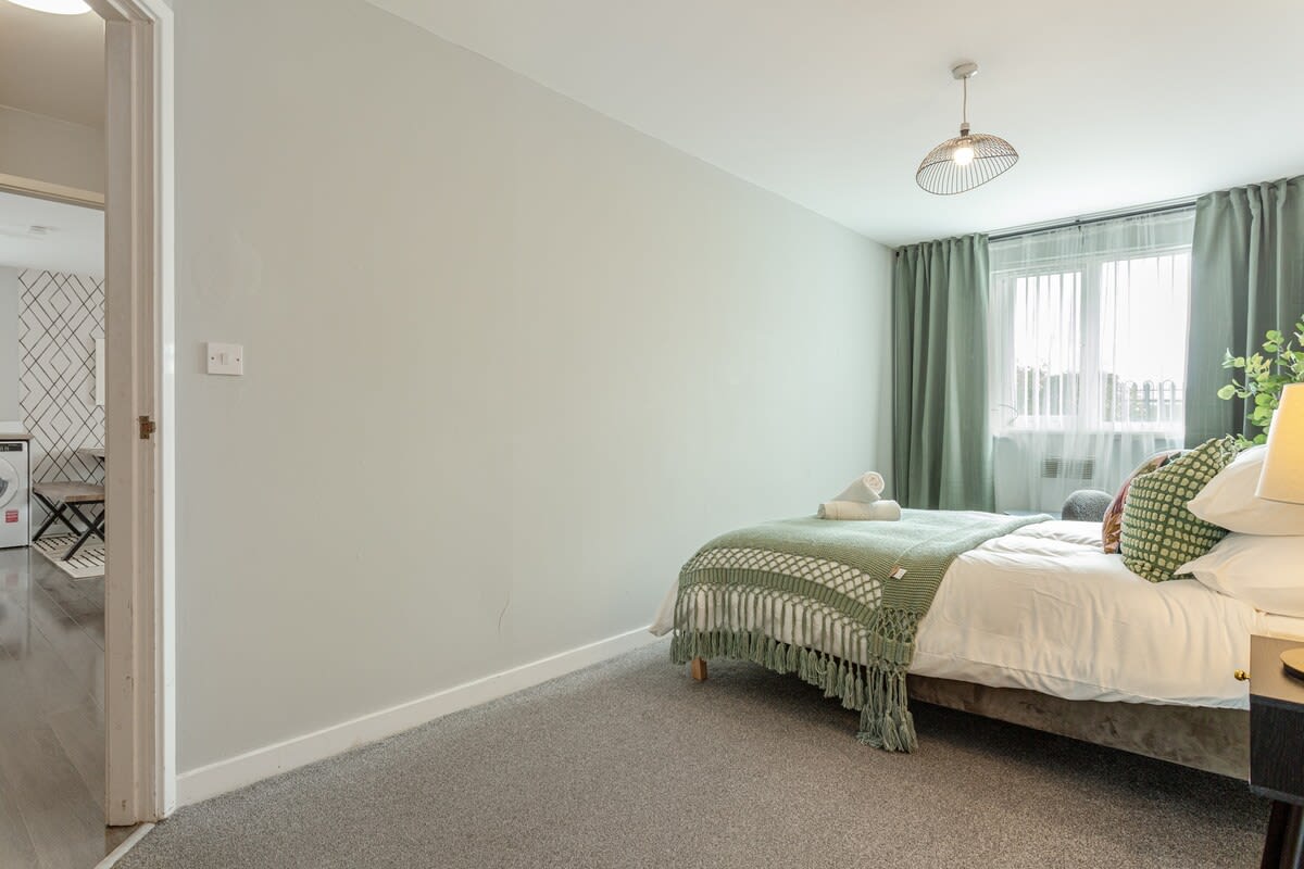 Urban Chic 2-BR Flat Trafford Centre– Free Parking in Forebay Drive M44 6RT - Property image 27 - VivreStays