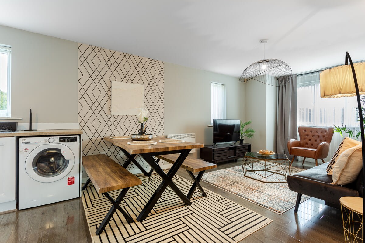 Urban Chic 2-BR Flat Trafford Centre– Free Parking in Forebay Drive M44 6RT - Property image 19 - VivreStays