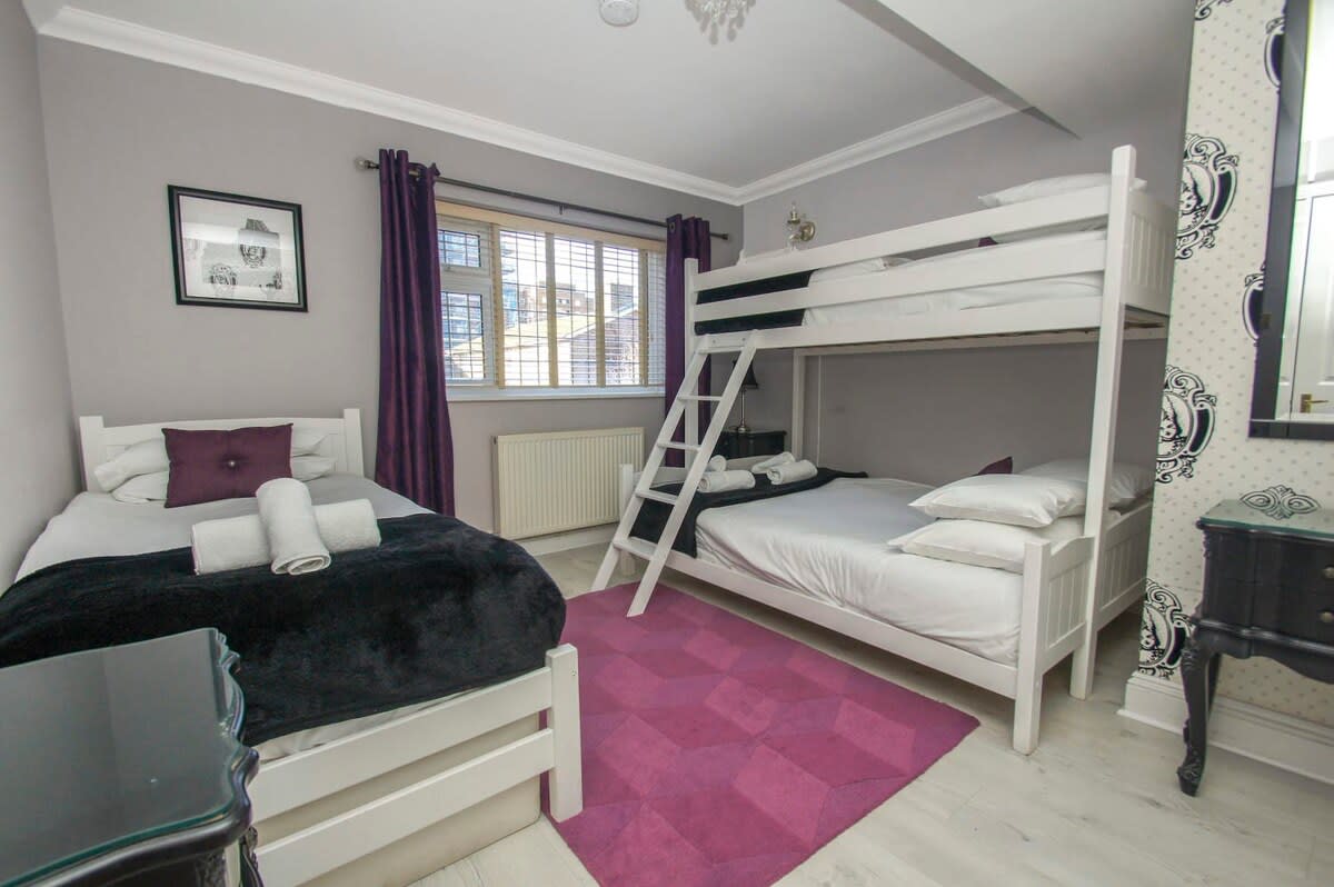 Little Paris | Parking | by Brighton Holiday Lets - Brighton Holiday Home - Image 7