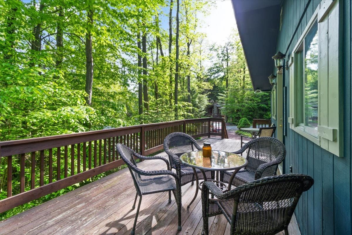 Pocono Cottage | Fireplace | Pet-Friendly | W/D — Pocono Pines, PA — vacation rental