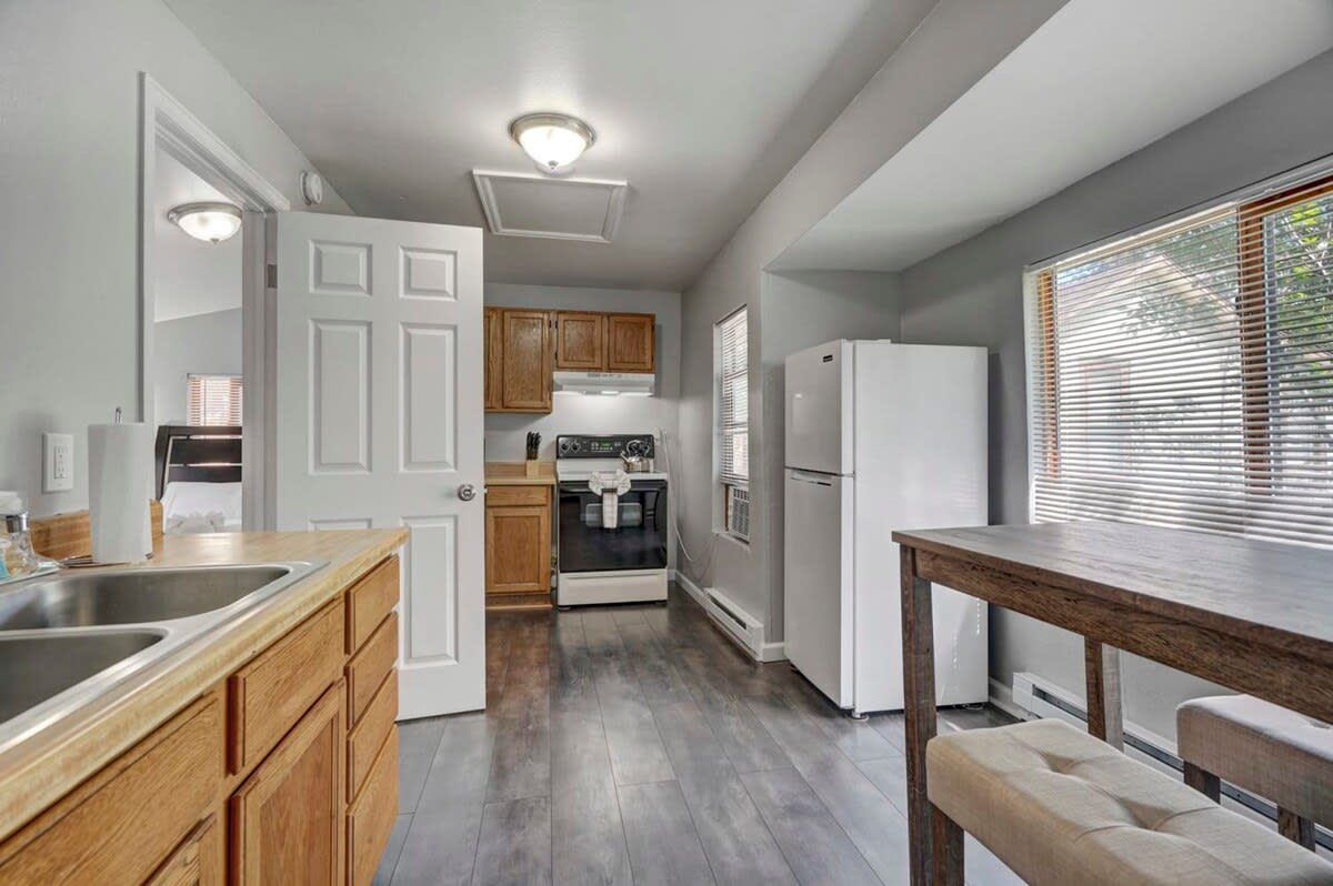 Cozy Half Pint | Downtown Pet Friendly Stays! 4