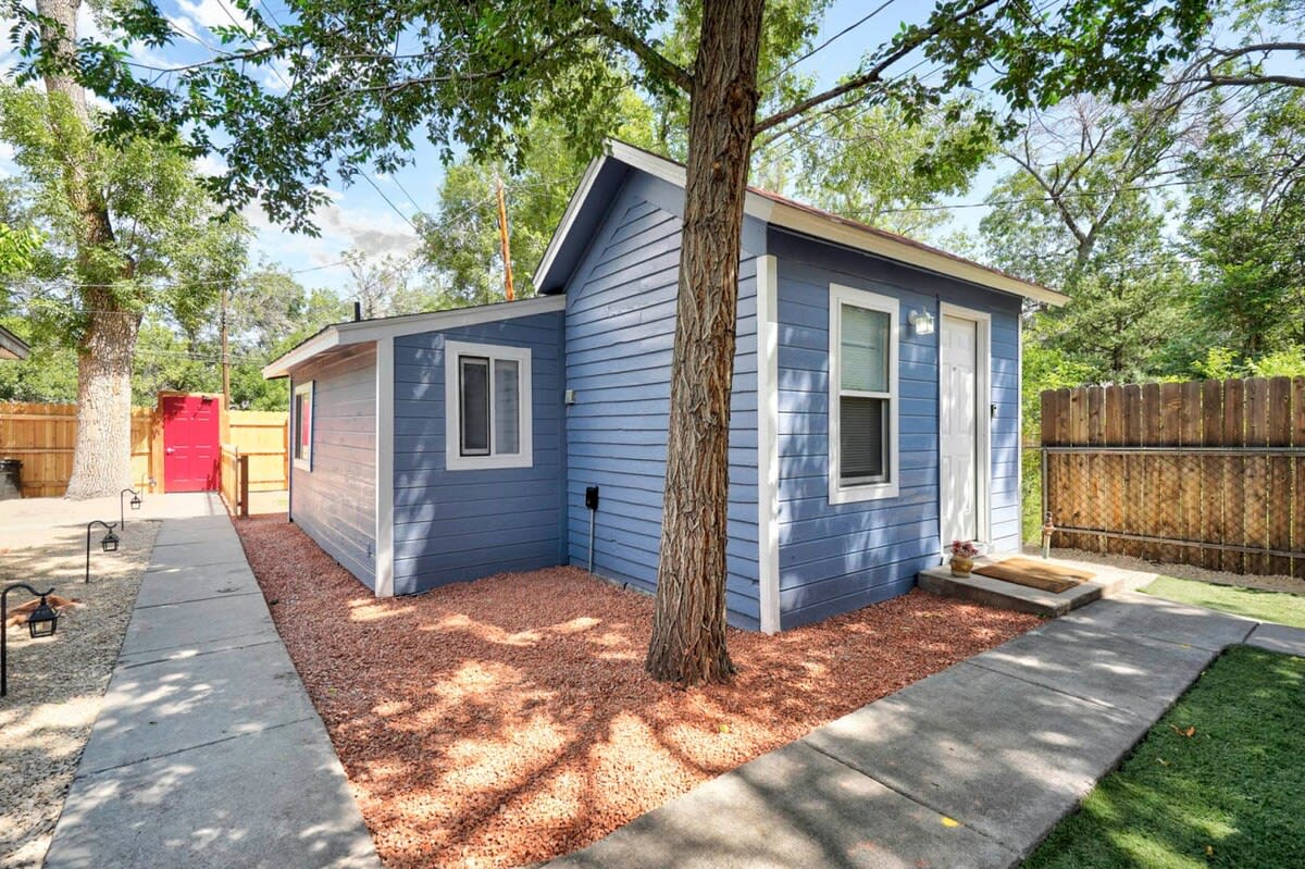 Cozy Half Pint | Downtown Pet Friendly Stays! 3