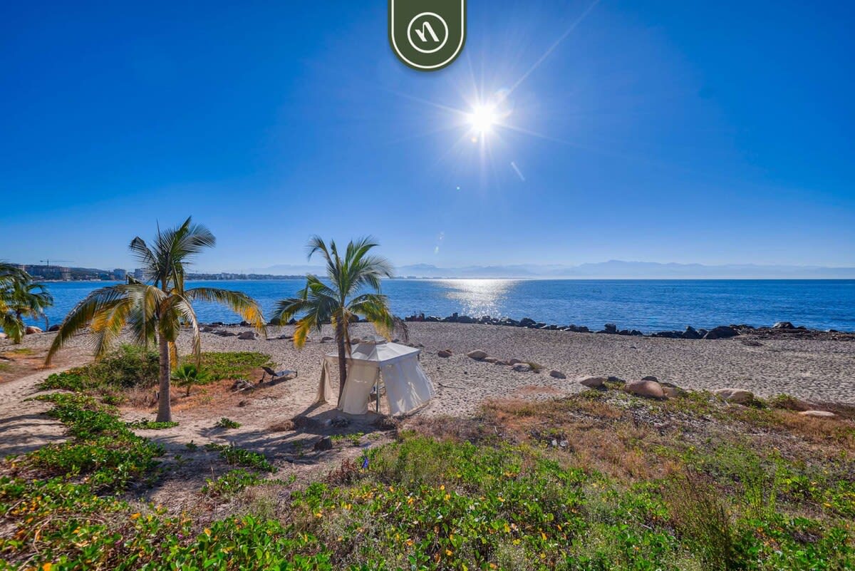 Beachfront 3 BR Condo - Pool - Beachclub - Gym