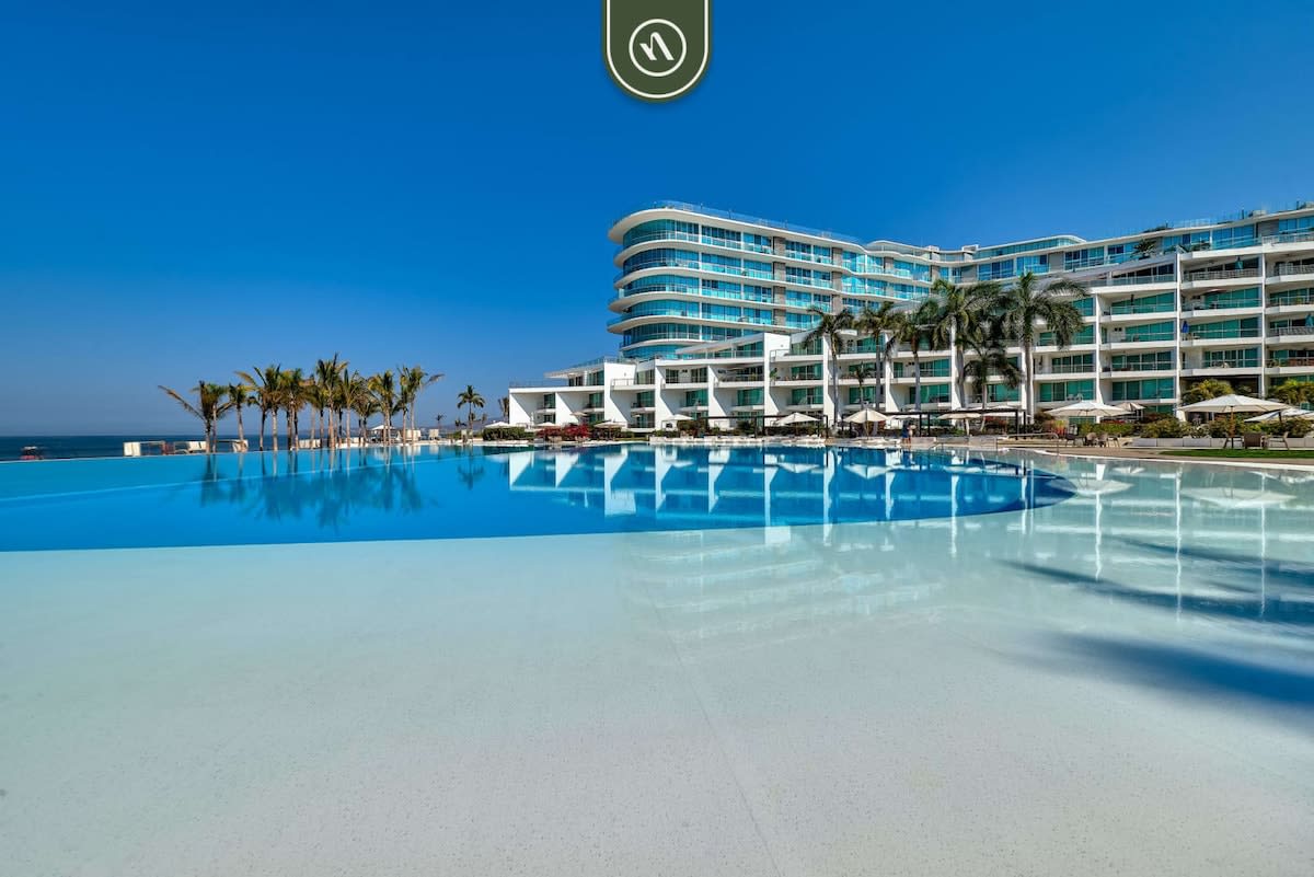 Oceanfront 2 BR Condo - Pool - Beach Club
