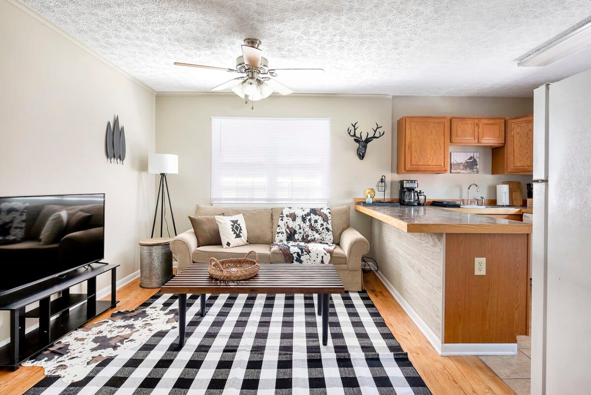 Cozy Western Style With Entertainment Amenities - Charming Stylish Escape - Columbus, OH
