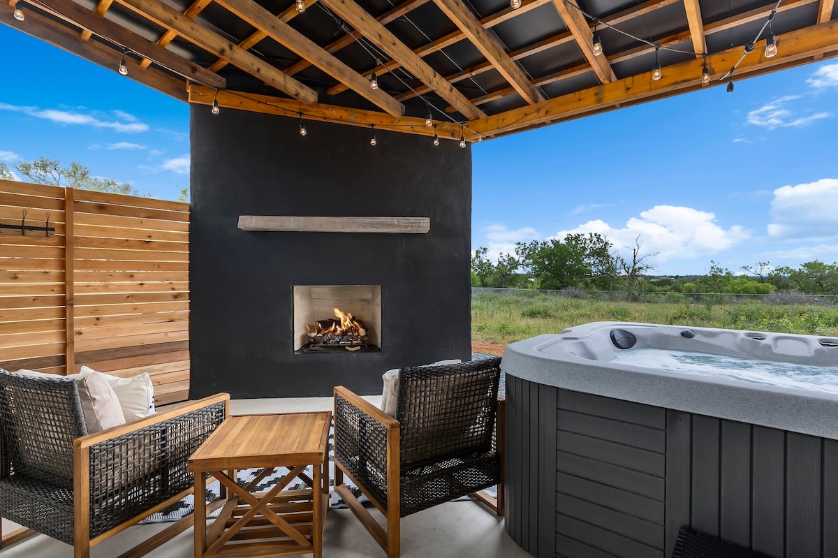 Ashlee's Farmhaus, Hot Tub, Fireplace, in town! — Fredericksburg, TX — vacation rental