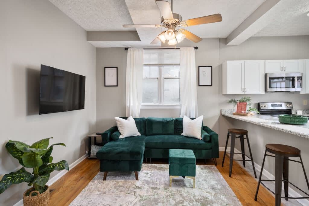 Cozy Living With Smart Tv And Fully Stocked Kitchen - Charming Flat - Columbus, OH